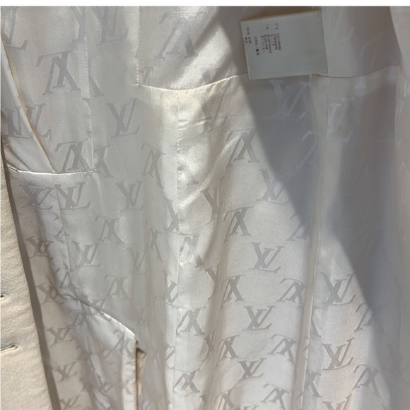 AUTHENTIC LOUIS VUITTON CASHMERE AND SILK COAT… CREAM COLORED. - Picture 5 of 9